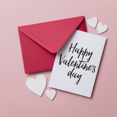 Mutlu Sevgililer günü beyaz kart kırmızı kağıt zarf ile