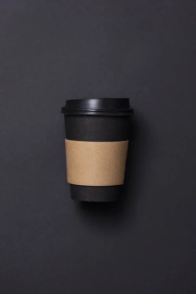 Taza de café negro con etiqueta marrón en blanco —  Fotos de Stock