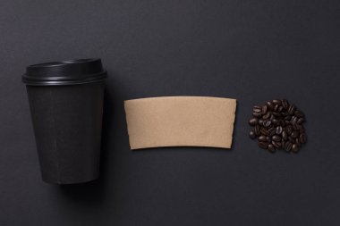 Siyah kahve fincanı boş kahverengi etiketi