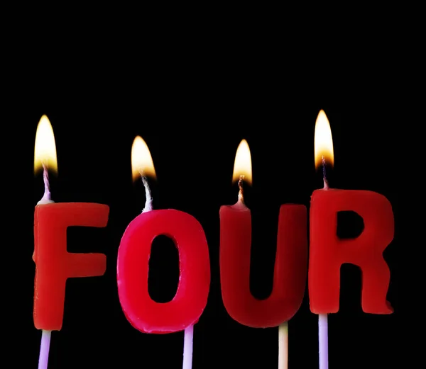 Fyra hon ut i röda födelsedag ljus mot en svart bakgrund — Stockfoto