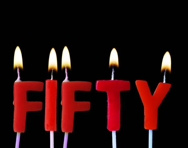 П'ятдесят свічок з червоного дня народження на чорному тлі — стокове фото