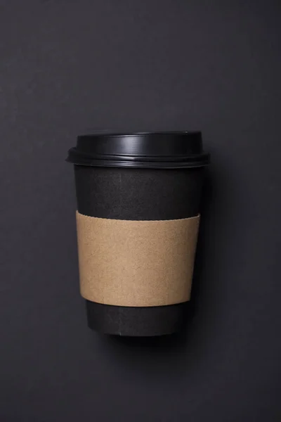 Copo de café preto com etiqueta marrom em branco — Fotografia de Stock