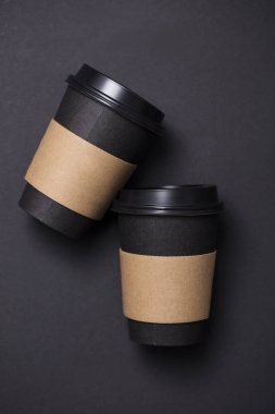 Siyah kahve fincanı boş kahverengi etiketi