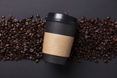 Siyah kahve fincanı kavrulmuş kahve çekirdekleri ile götürün