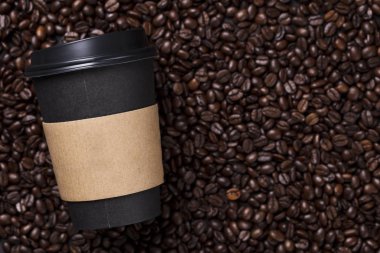 Siyah kahve fincanı kavrulmuş kahve çekirdekleri ile götürün