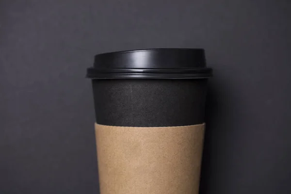 Zwarte koffie beker met lege bruin label — Stockfoto