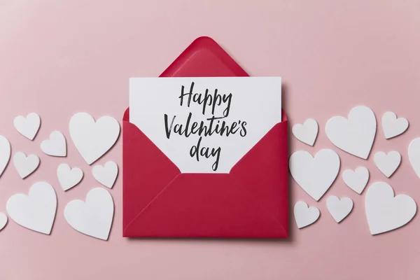 幸せなバレンタインデー ホワイト カード赤い紙封筒 — ストック写真