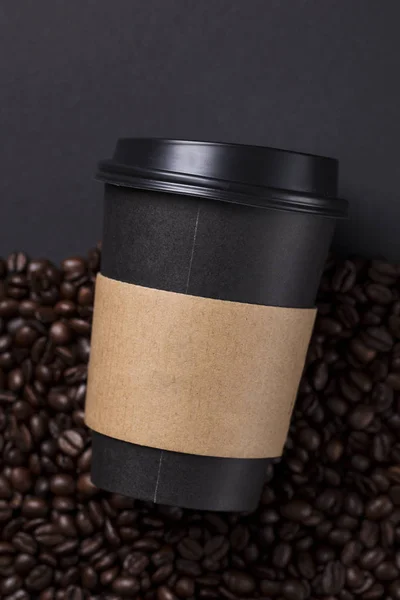 Kant-en klaarmaaltijden om zwarte koffie beker met geroosterde koffiebonen — Stockfoto