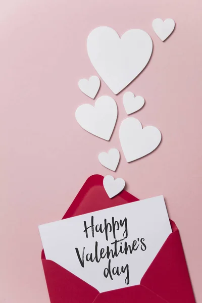 Šťastný Valentýna bílá karta s červenými papírová obálka — Stock fotografie