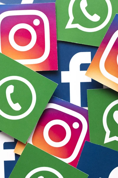 LONDON, Inggris - FEBRUARY 8 2019: Facebook, Instagram dan logo Whatsapp di atas kertas . — Stok Foto
