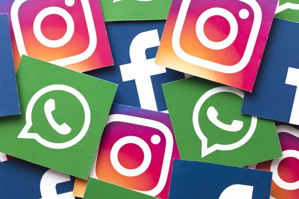 LONDON, Inggris - FEBRUARY 8 2019: Facebook, Instagram dan logo Whatsapp di atas kertas . — Stok Foto