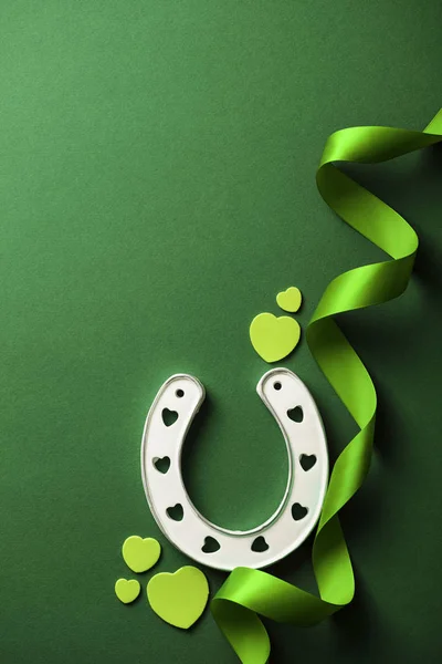 St Patricks Day fond vert avec un fer à cheval chanceux — Photo
