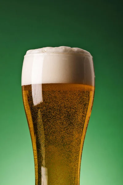 Cerveza St Patricks Day sobre un fondo verde —  Fotos de Stock