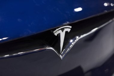 London, İngiltere - 15th Şubat 2019: bir otomobil bir Tesla araba amblemi, kapat