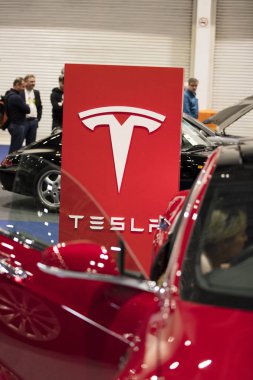 Londra, İngiltere - 15th Şubat 2019: Tesla otomobil markası klasik araba gösterisi gösteri