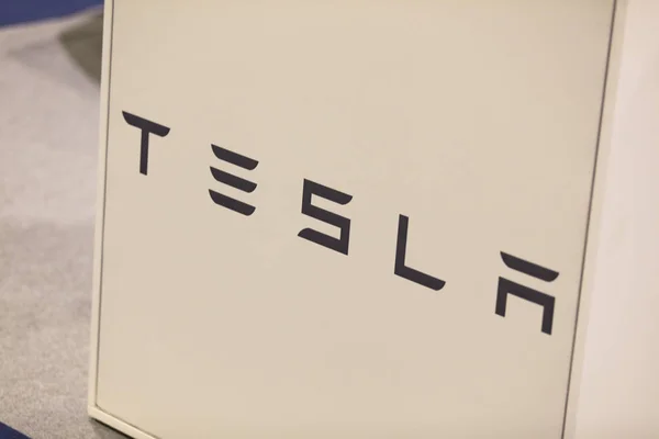 Londyn, Uk - 2019 15 lutego: Marka samochodów Tesla na wystawie Classic car show — Zdjęcie stockowe