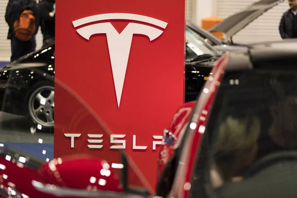 London, Storbritannien - februari 15th 2019: Tesla bilmärke på show på Classic car show — Stockfoto