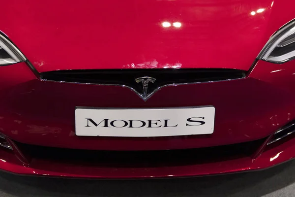 London, Wielka Brytania - 2019 15 lutego: Zbliżenie odznakę samochód Tesla na pokaz samochodów — Zdjęcie stockowe