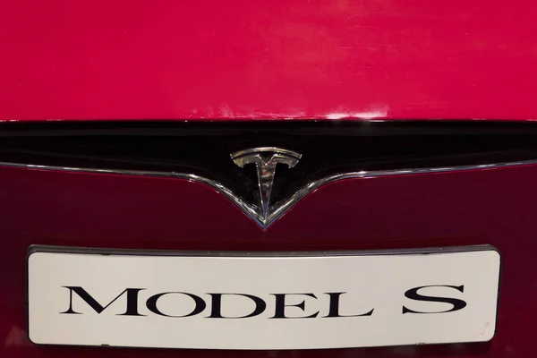 LONDRES, ROYAUME-UNI - 15 FÉVRIER 2019 : Gros plan sur un badge Tesla lors d'un salon automobile — Photo