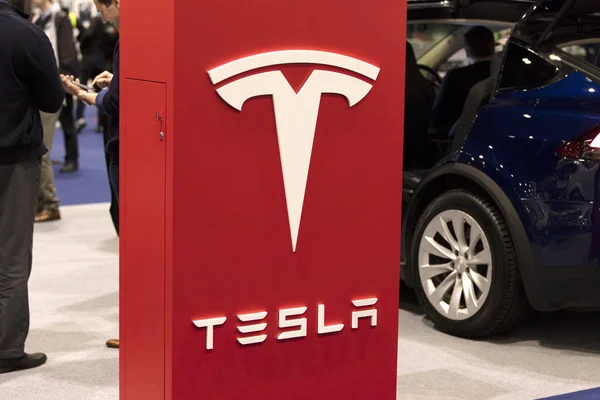 LONDON, Storbritannien - FEBRUAR 15th 2019: Tesla bilmærke på udstilling på Classic biludstilling - Stock-foto
