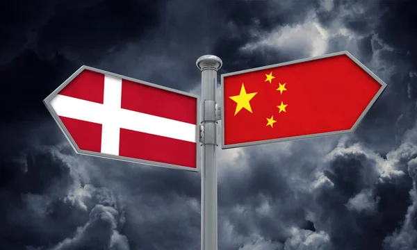 Panneau de drapeau de la Chine et du Danemark se déplaçant dans une direction différente. Rendu 3D — Photo