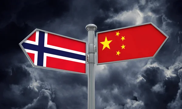 Panneau de drapeau de la Chine et de la Norvège se déplaçant dans une direction différente. Rendu 3D — Photo