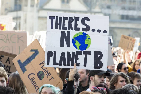 London, UK - 15. Februar 2019: Protestierende bei einem Jugendstreik für den Klimagipfel — Stockfoto