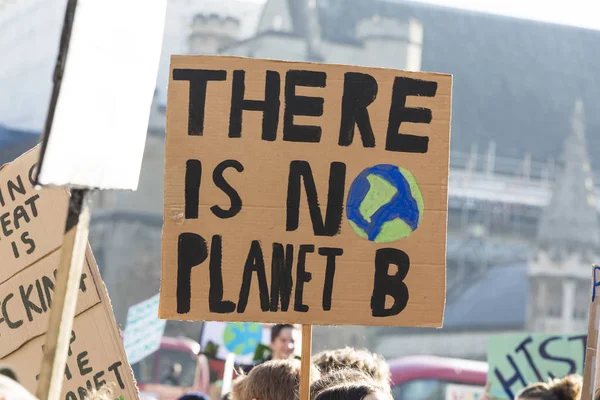 London, Egyesült Királyság - 2019. február 15.: A tüntetők március éghajlat ifjúsági sztrájk: — Stock Fotó