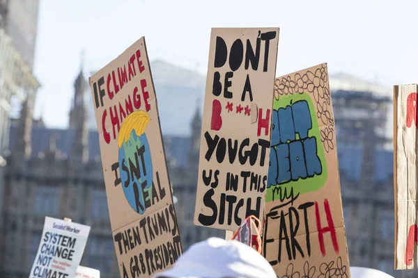 LONDON, UK - February 15, 2019: Protestors at a Youth strike for climate march — Stock Photo, Image