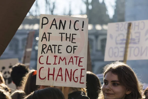 ロンドン、イギリス - 2019 年 2 月 15 日: 気候 3 月青年ストライキで抗議 — ストック写真