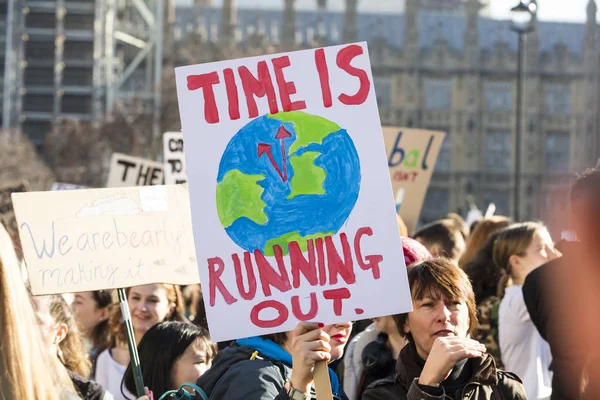 LONDRES, Royaume-Uni - 15 février 2019 : Manifestants à une grève des jeunes pour la marche contre le changement climatique — Photo