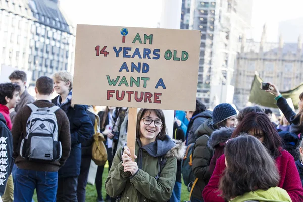 LONDRES, Reino Unido - 15 de febrero de 2019: Manifestantes en huelga juvenil por la marcha climática —  Fotos de Stock