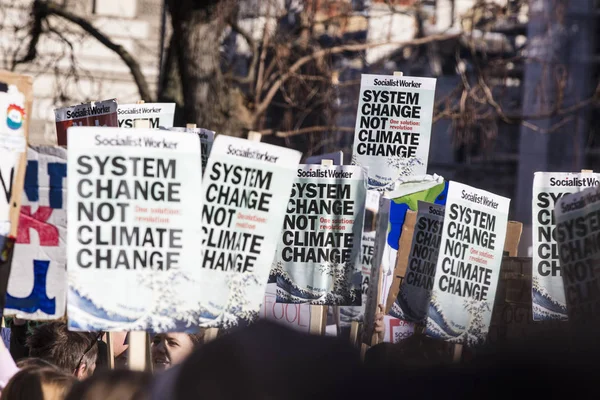 London, UK - 15. Februar 2019: Protestierende bei einem Jugendstreik für den Klimagipfel — Stockfoto