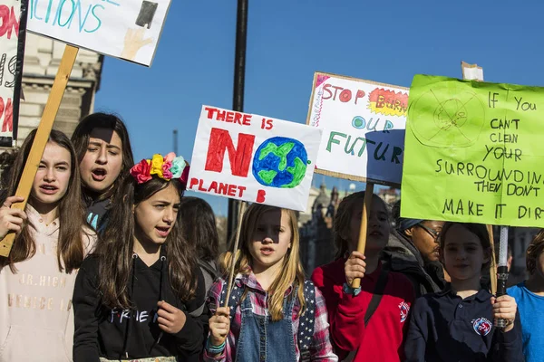 ЛОНДОН, Великобритания - 15 февраля 2019 года: Протестующие на молодежной забастовке за климатический марш Лицензионные Стоковые Изображения