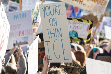 Protestocular iklim değişikliği afiş bir protesto holding