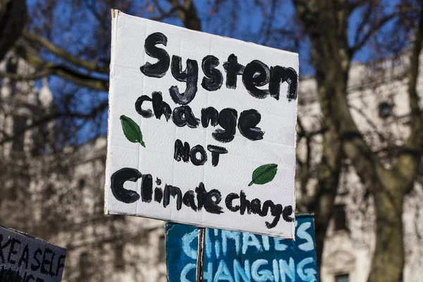 Demonstrantů nesoucích transparenty změny klimatu na demonstraci — Stock fotografie