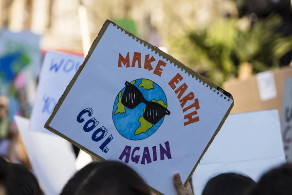 Manifestantes con pancartas sobre el cambio climático en una protesta Imagen De Stock