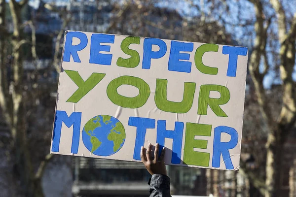 Manifestantes segurando banners de mudanças climáticas em um protesto Fotos De Bancos De Imagens