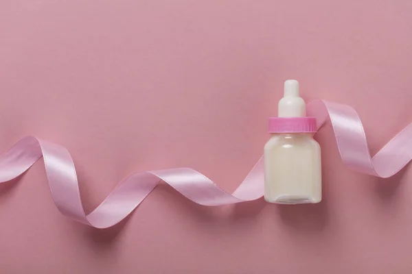 Bayi botol pada latar belakang pastel merah muda. Kedatangan bayi baru — Stok Foto