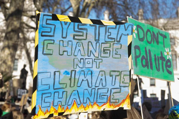 抗议者在抗议活动中举着气候变化横幅 — 图库照片
