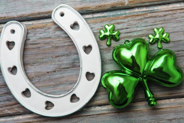 St Patricks Günü şanslı atı Ayakkabı ve Yeşil yonca