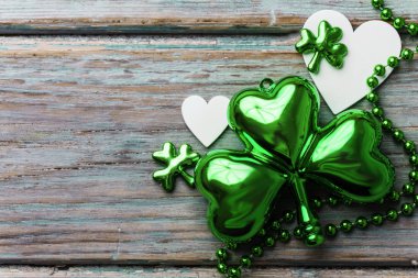 Yonca yaprağı ve kalp ile St Patricks günü arka plan