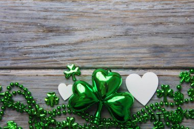 Yonca yaprağı ve kalp ile St Patricks günü arka plan