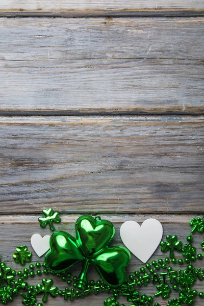 День святого Патрика фон с клевером лист и сердце — стоковое фото