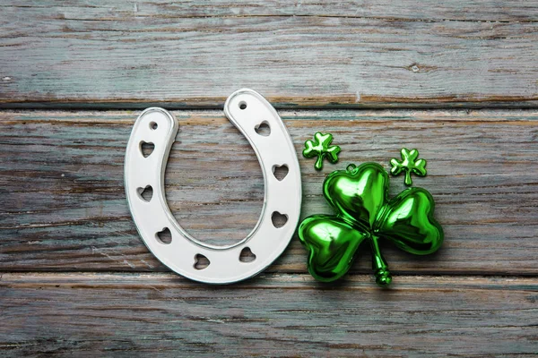 St patricks day lucky hufeisen und green shamrock — Stockfoto