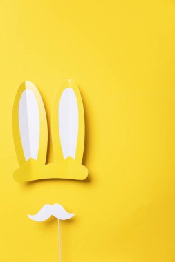 Beyaz bıyıklı sarı Paskalya bunny kulaklar. Mevsimsel backgroud yat