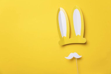 Beyaz bıyıklı sarı Paskalya bunny kulaklar. Mevsimsel backgroud yat