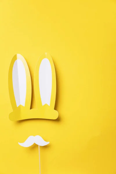 Orejas de conejo de Pascua amarillas con bigote blanco. Fondo plano laico estacional — Foto de Stock