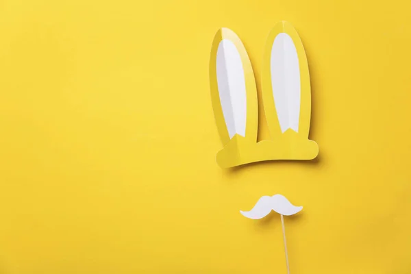 Orejas de conejo de Pascua amarillas con bigote blanco. Fondo plano laico estacional — Foto de Stock