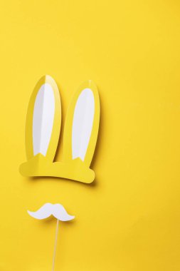 Beyaz bıyıklı sarı Paskalya bunny kulaklar. Mevsimsel backgroud yat